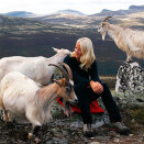 Kronprinsessen med geitene på fjelltoppen Pika (Foto: Lise Åserud, Scanpix)